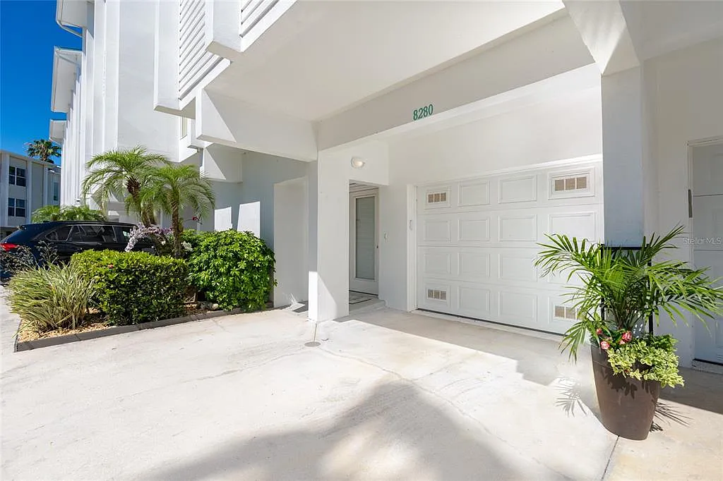 3 bed, 3.0 bath, 1590 sqft, $6,000 — Photo 2