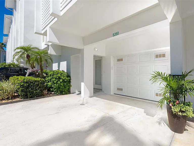 8280 Harborside Cir — Photo 2