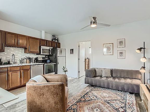 3rd image of 720 W 6th Ave #200