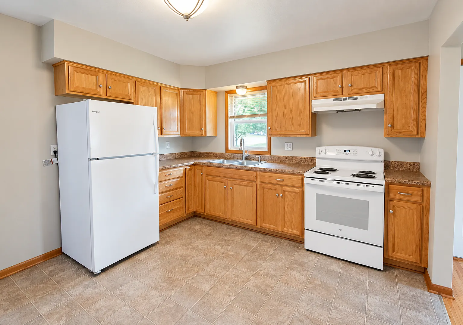 Bright & Charming 3-Bedroom Elton Hills Rambler — Photo 2