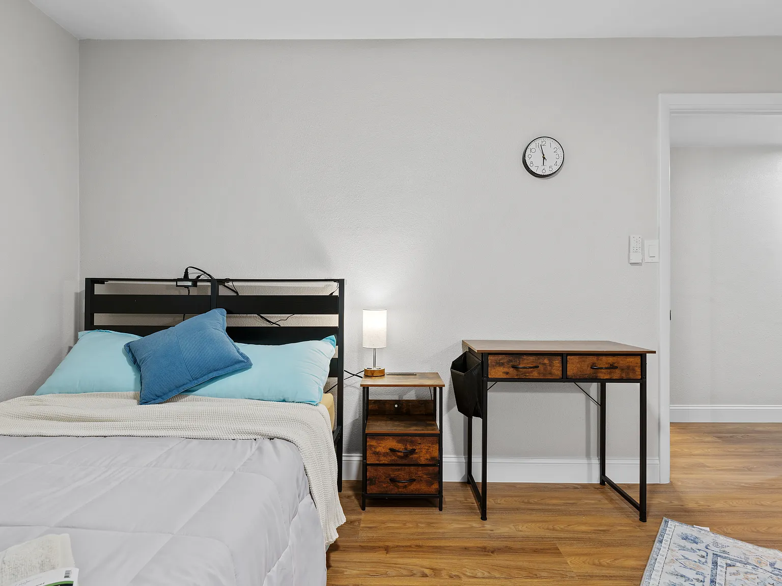7 bed, 1276 sqft, $900 — Photo 2