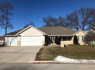 460 Meadow Wind Dr, Green Bay, WI 54311