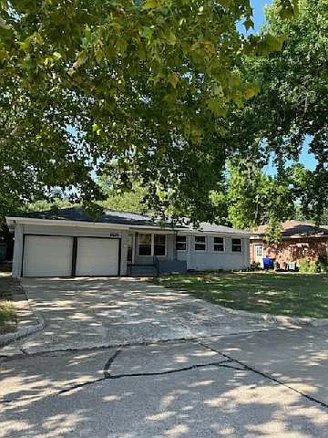 1525 Melrose Dr — Photo 2