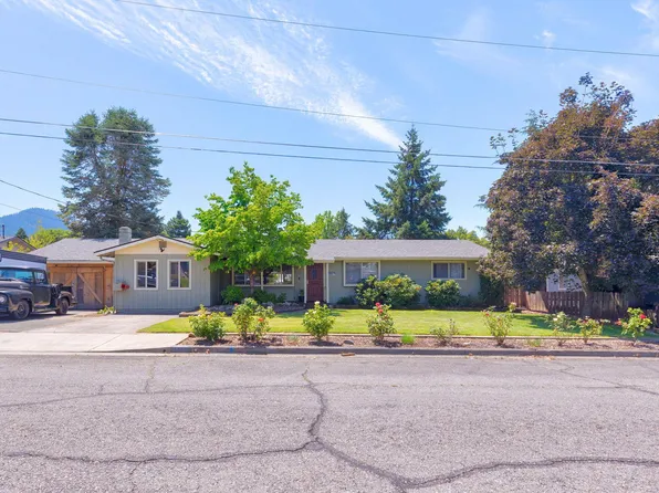 1411 NE Grable Dr, Grants Pass, OR 97526