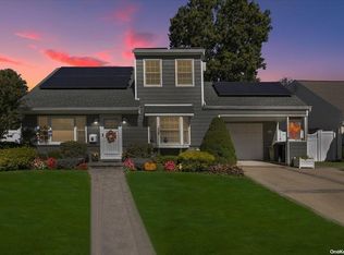 35 Lilac Ln, Levittown, NY 11756