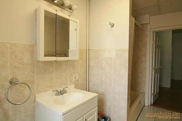 Rented by aptsandlofts.com | media 18