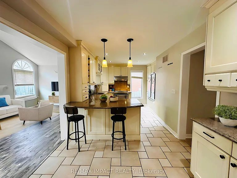 470 Safari Dr — Photo 7