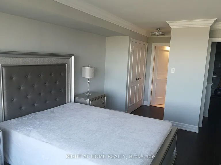 7440 Bathurst St #1102 — Photo 16