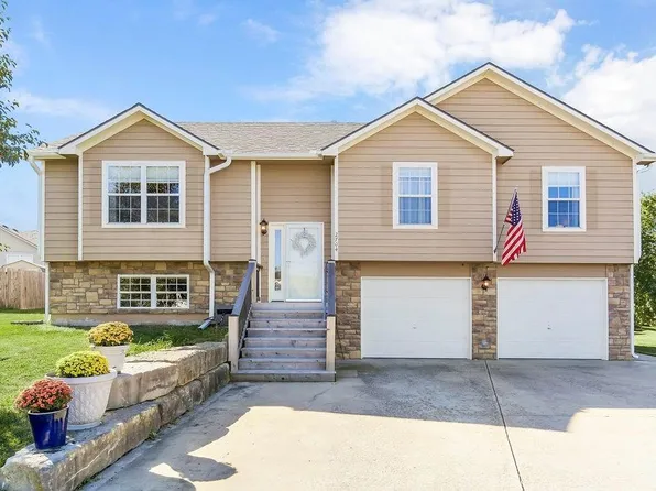 2704 E Hickory Ct, Tonganoxie, KS 66086