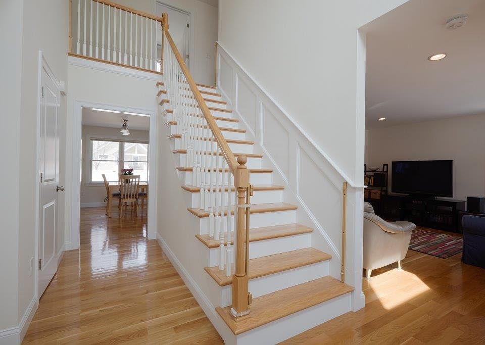 Spacious entryway
