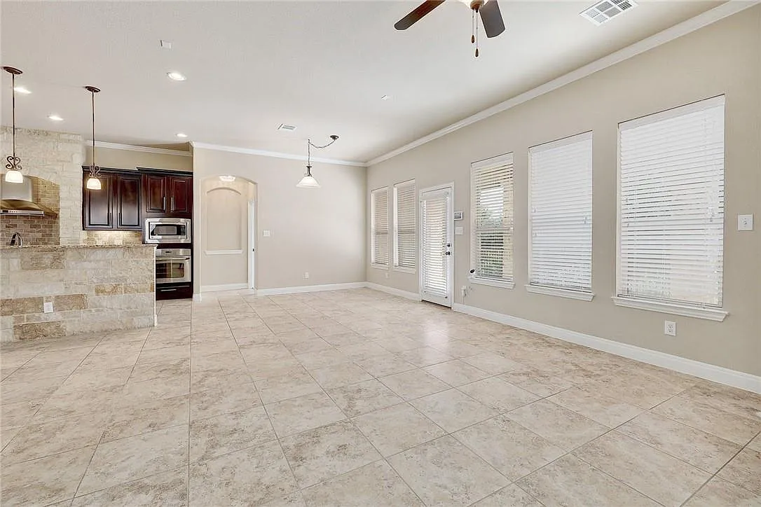 4 bed, 3.5 bath, 2805 sqft, $2,700 — Photo 4