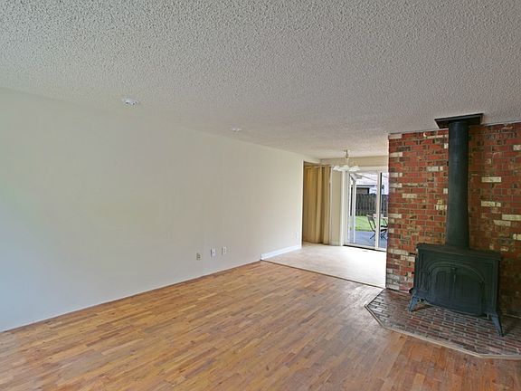 3rd image of 1033 165th Pl NE