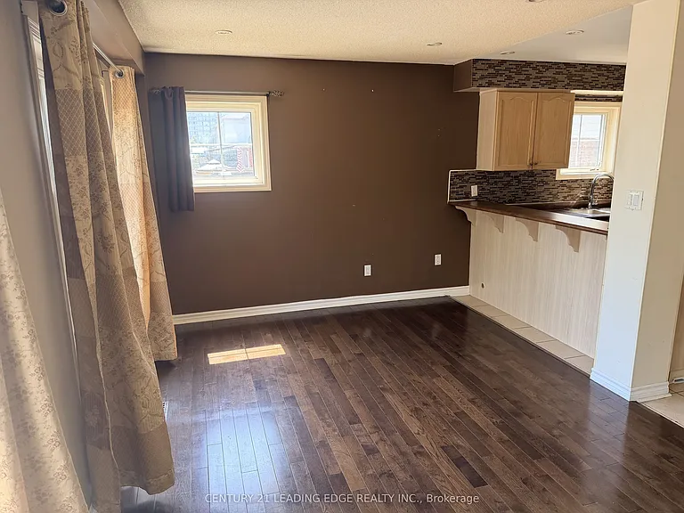 1553 Avonmore Sq — Photo 11
