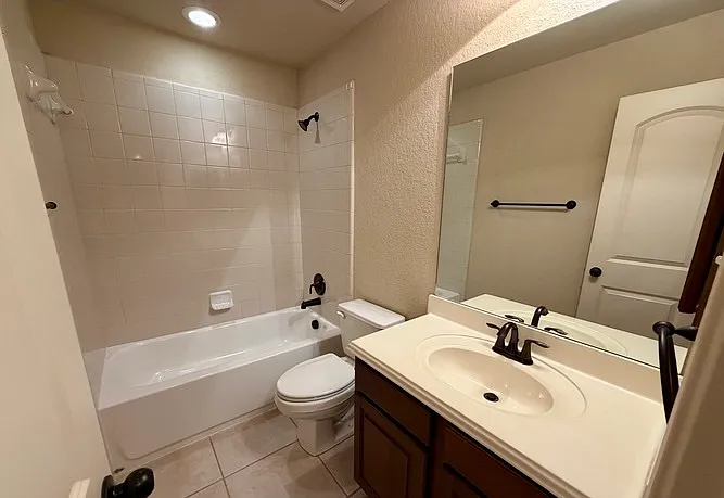 4 bed, 3.5 bath, 3287 sqft, $3,500 — Photo 2