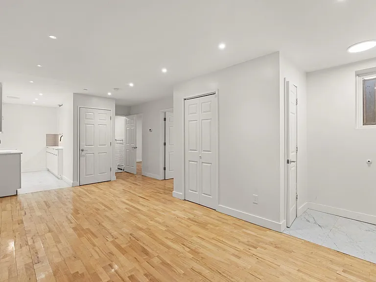 385 Vernon Ave #1E — Photo 2
