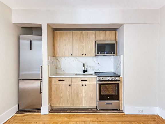 2nd image of 325 W 45th St APT 420