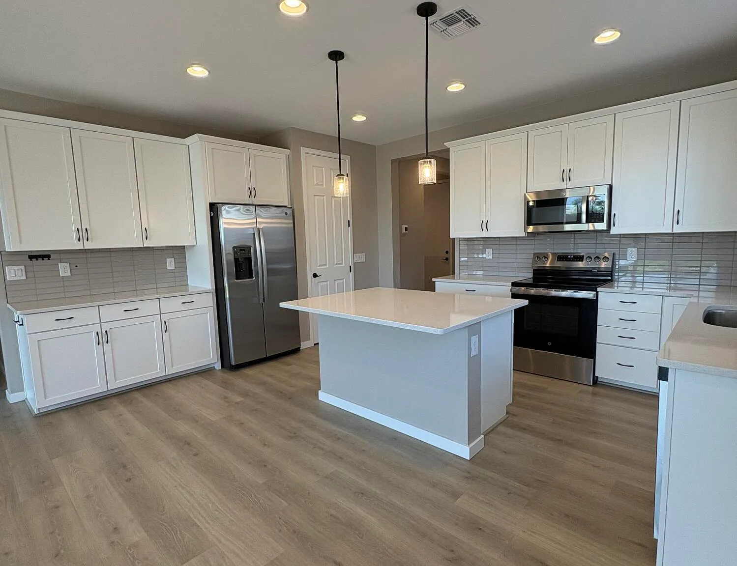 4 bed, 2.0 bath, 1721 sqft, $2,100 — Photo 3