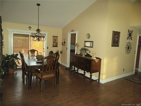 FORMAL DINING ROOM W/VAULTED CEILINGS