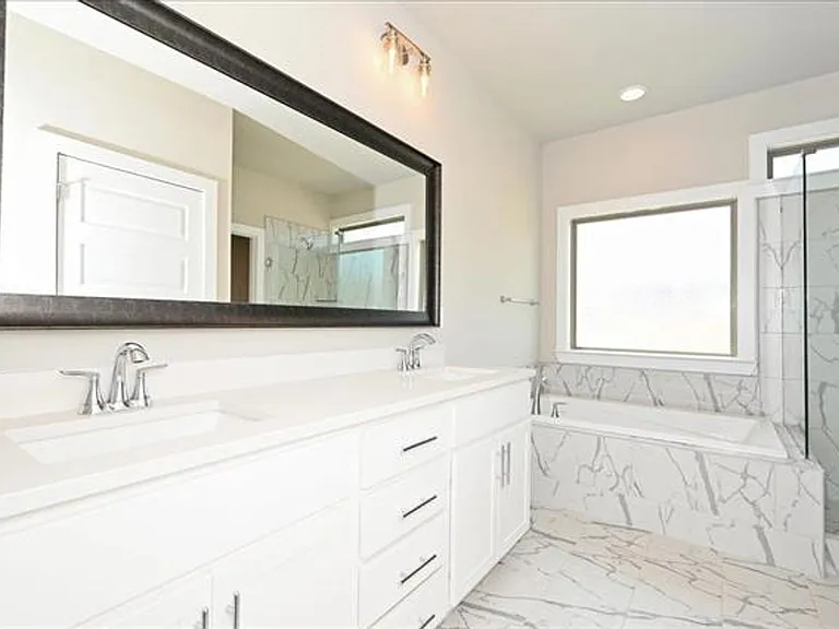 1807 Loebner Ln S #E — Photo 11