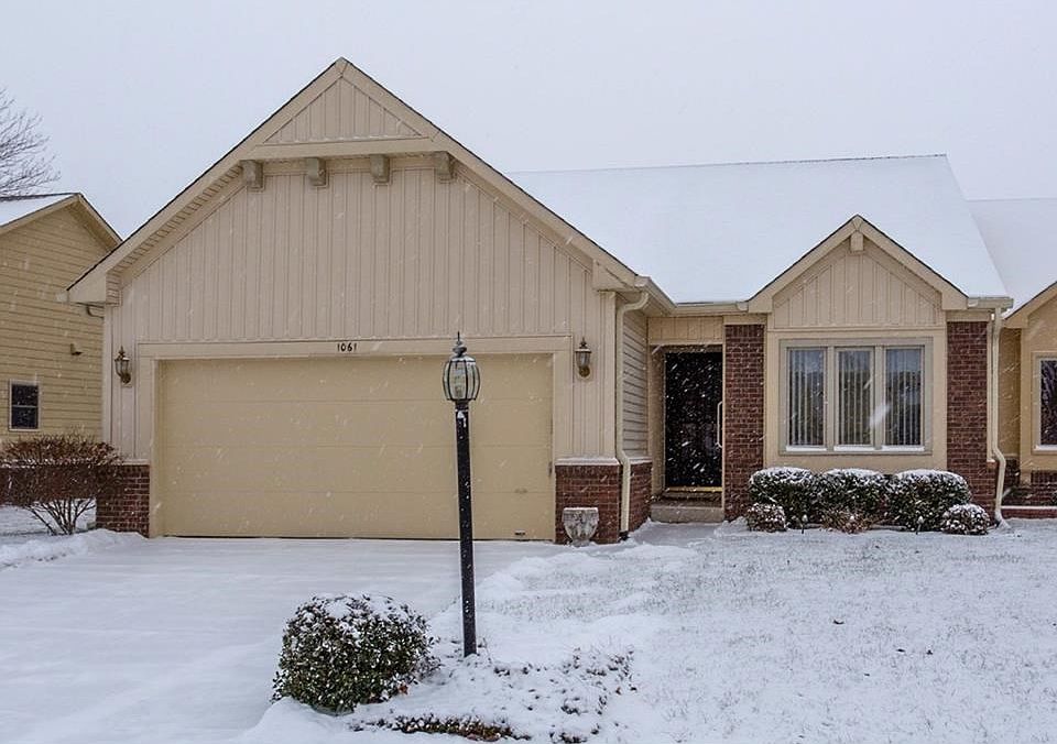 Low maintenance brick & vinyl exterior