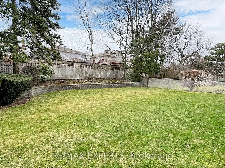 187 Cassandra Blvd — Photo 38