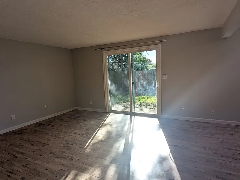 208 SE 98th Ave — Photo 3