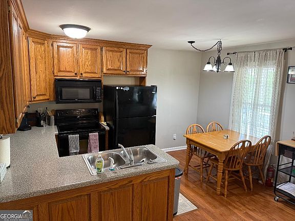 3rd image of 121 Saluda Dr