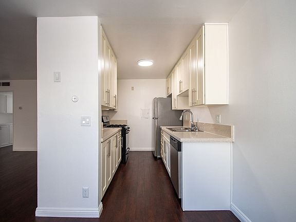 4th image of 15128-44 Burbank Blvd #44-104