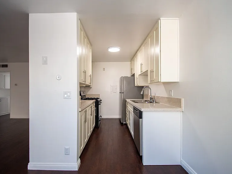 15128-44 Burbank Blvd — Photo 4