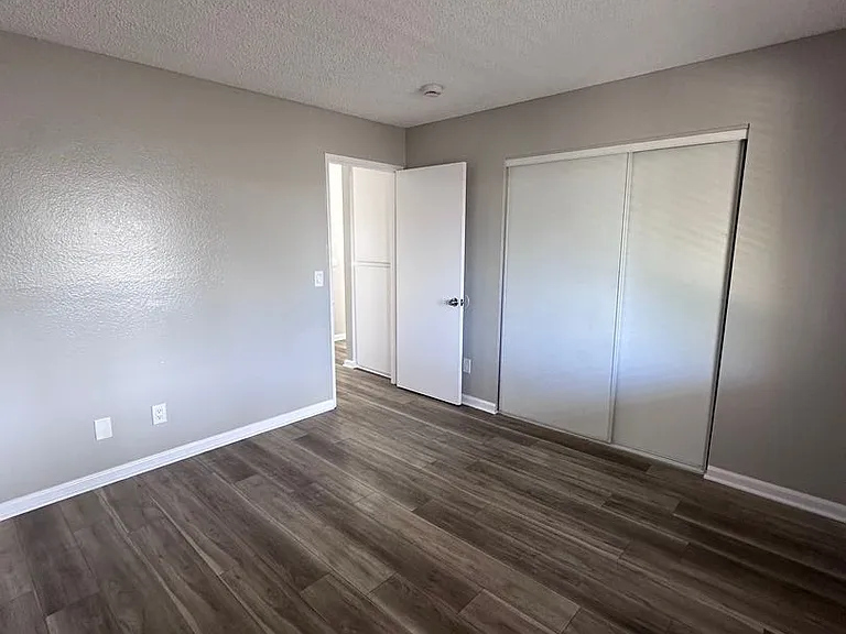 1726 Daly-Jardin Apartments — Photo 11