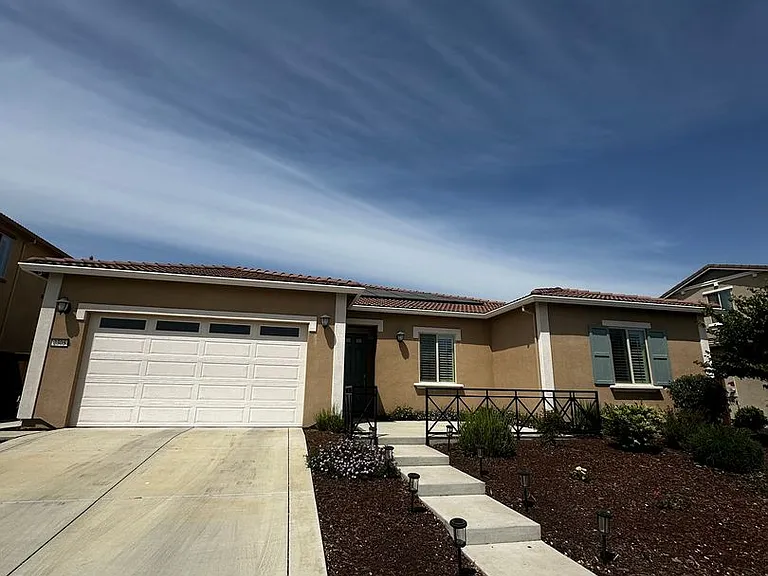 2305 Banks Dr — Photo 2