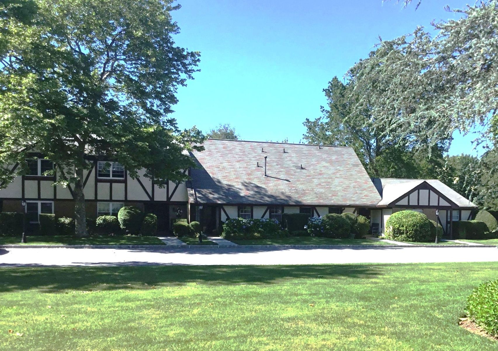 10 Leland Ln, Unit 24 Canterbury Mews in Southampton Out East