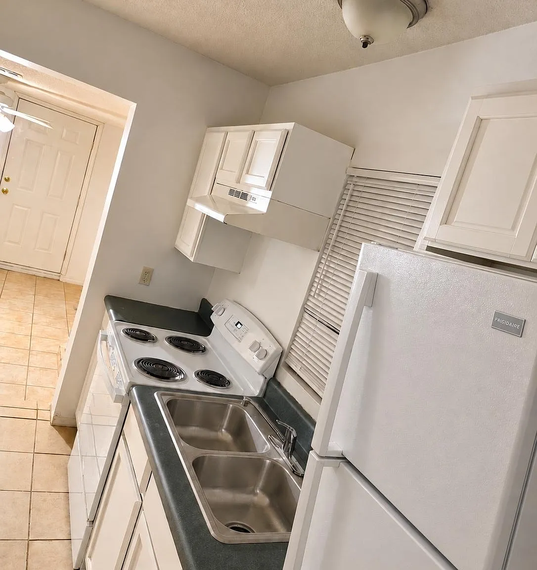 3 bed, 1.0 bath, 1700 sqft, $797 — Photo 4