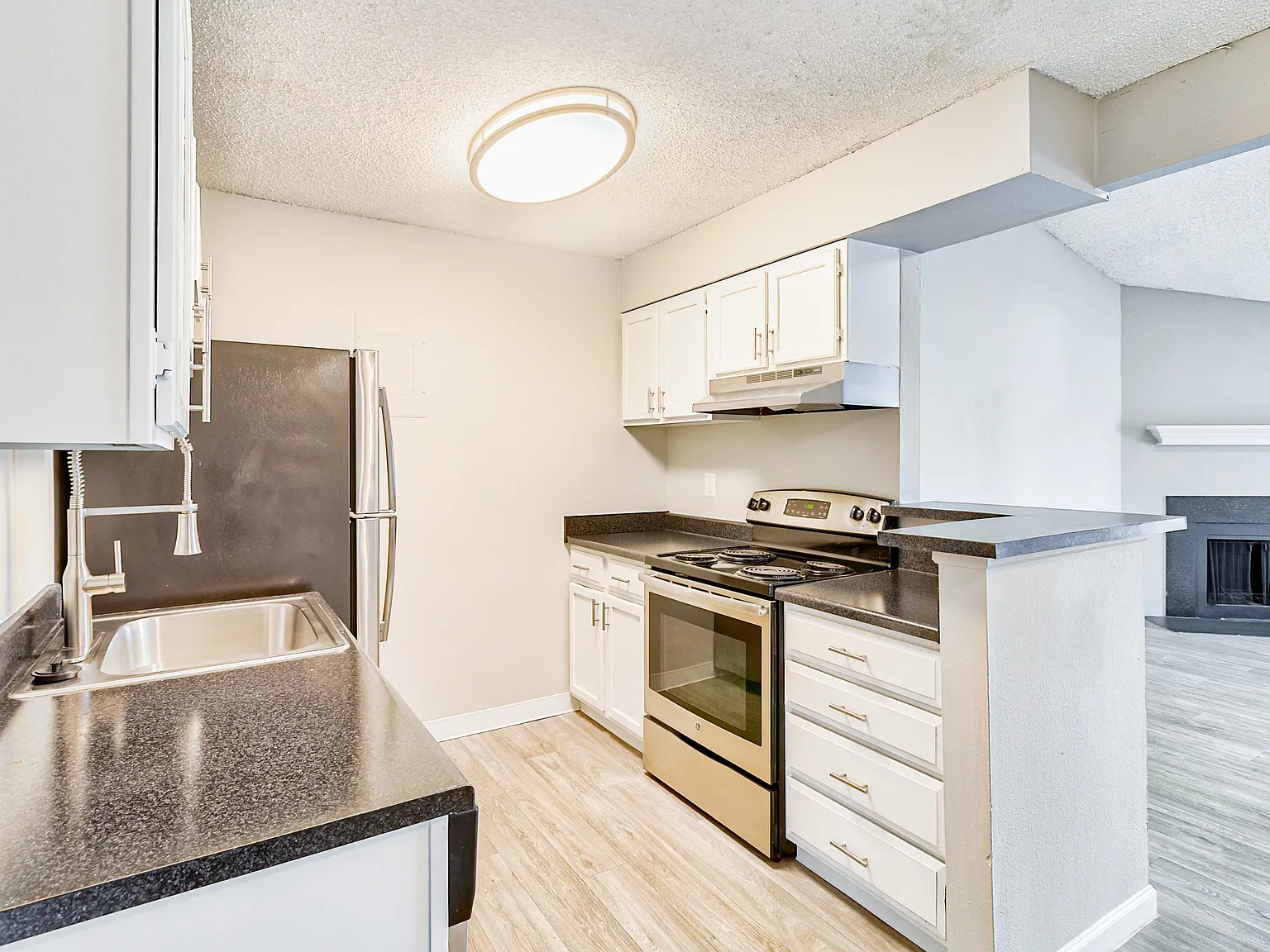 Miramar Apartments — Photo 4