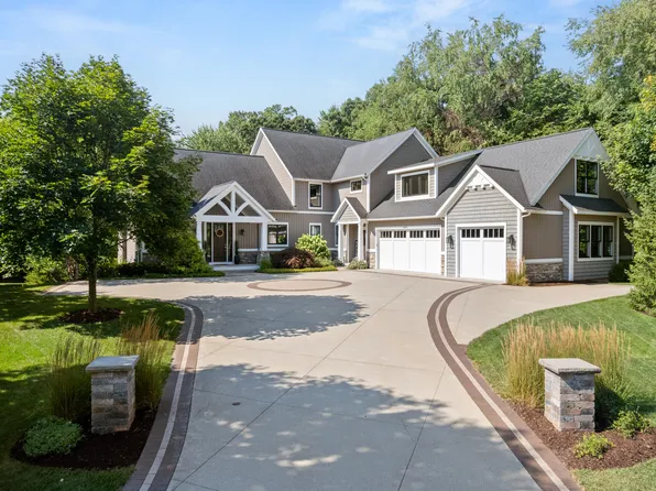 6200 Cascade Pointe Dr SE, Grand Rapids, MI 49546