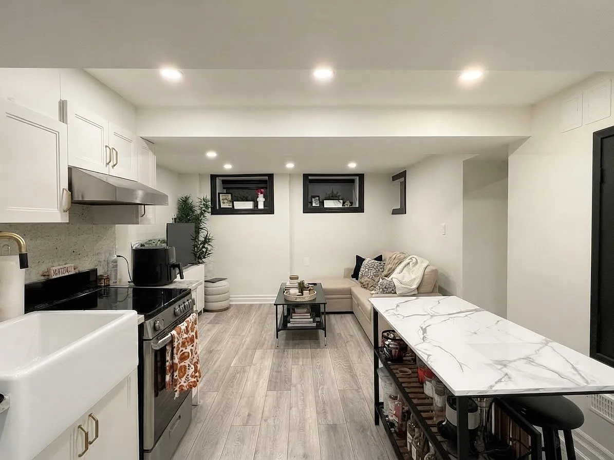 121 Sorauren Ave - 4 — Photo 4