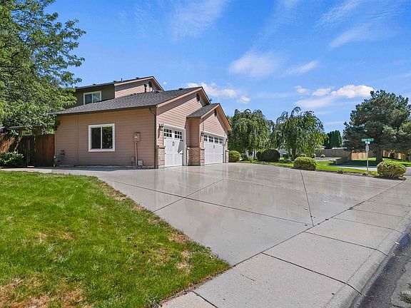 2nd image of 1420 N Eagle Creek Way