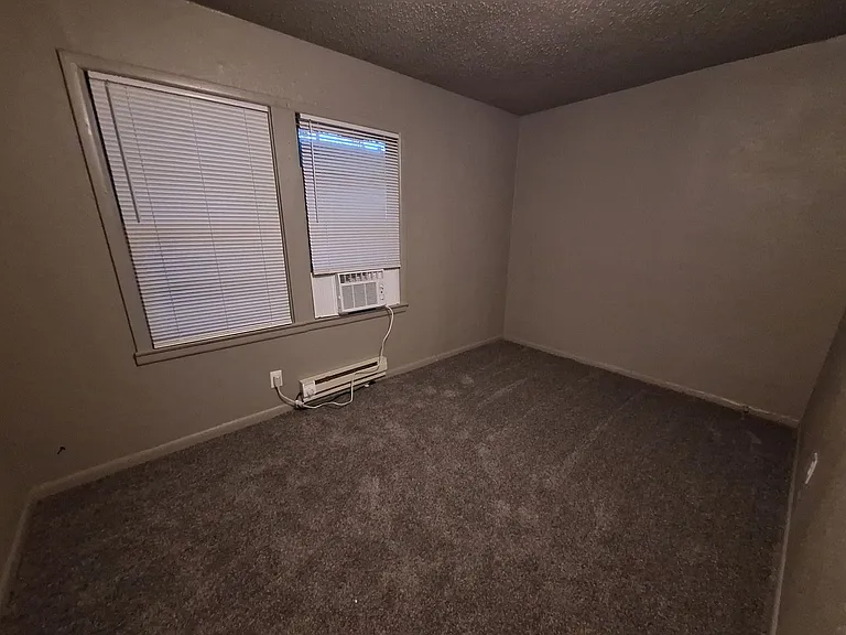 725 Shelton St — Photo 9