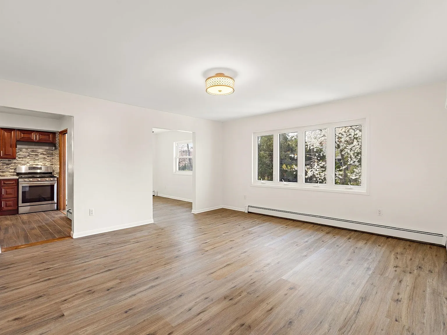 3 bed, 2.0 bath, 1400 sqft, $3,300 — Photo 3