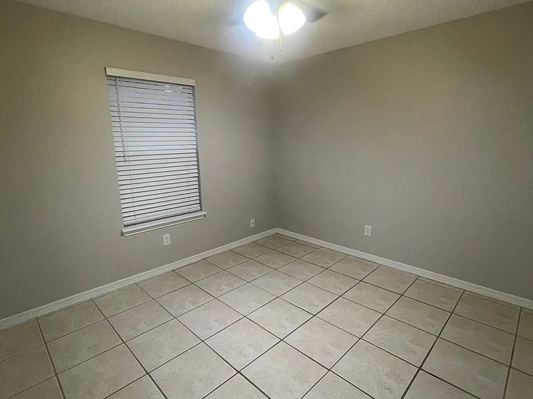 402 Peregrine Ct — Photo 7