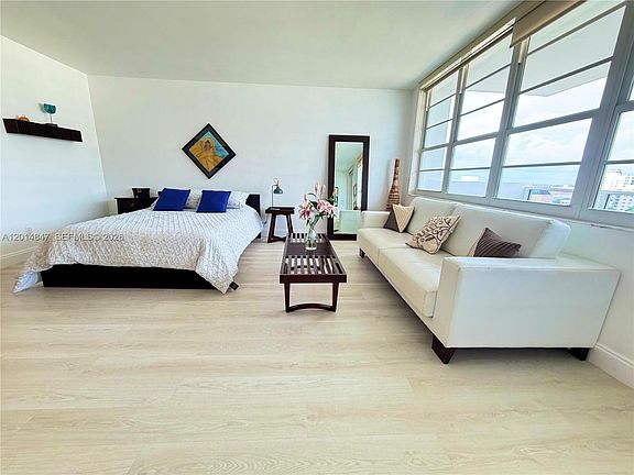 3rd image of 100 Lincoln Rd #1012