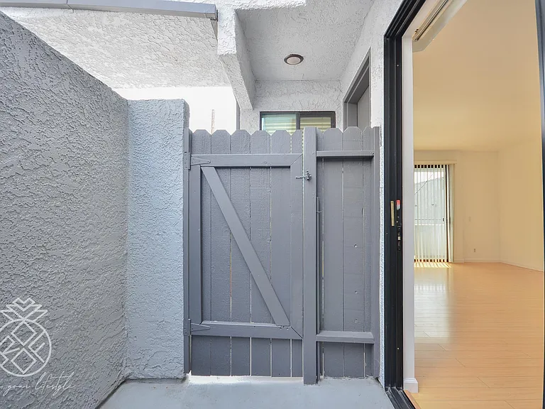 1727 Glendon Ave #104 — Photo 63
