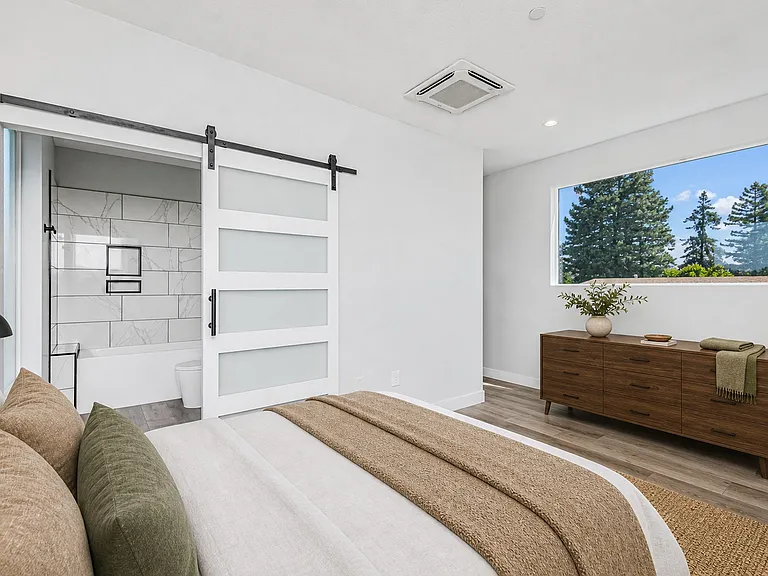 Spacious master ensuite