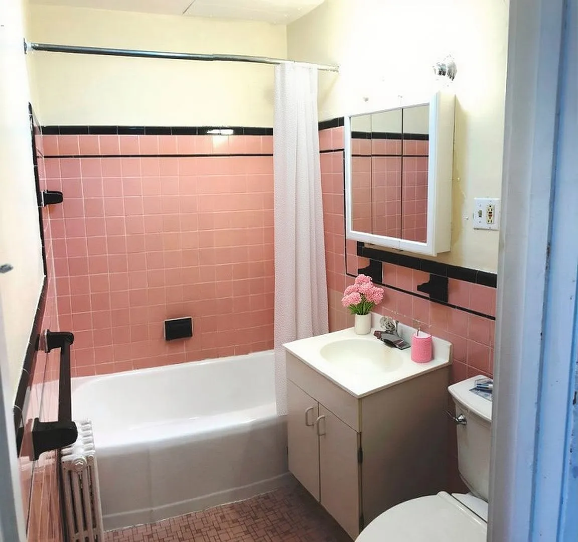 No Brokers Fee, Large Unit in Back bay, heat, Hot Water Included, Laundry on a Site — Photo 3