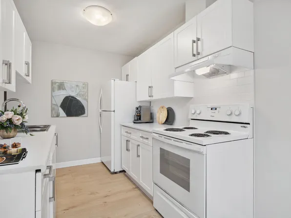 Eagle Ridge Apartments- Gated Community Living with Pool, 1180 Lansdowne Dr, Coquitlam, BC V3E 1J7