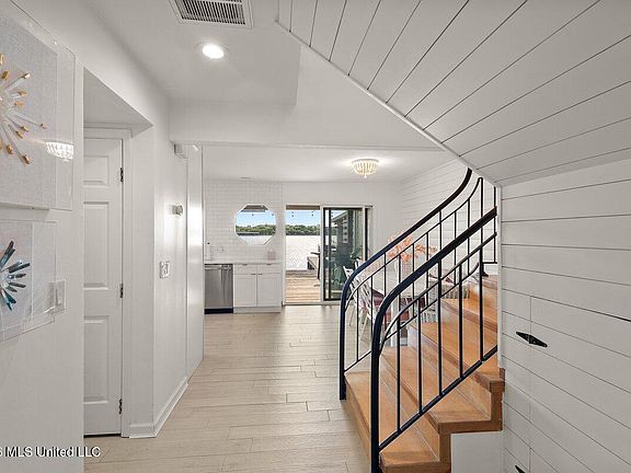 4th image of 76 Breakers Ln
