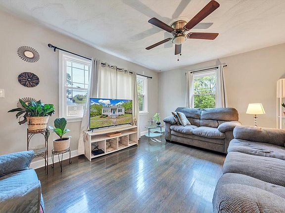 4th image of 1402 Aspen St NW