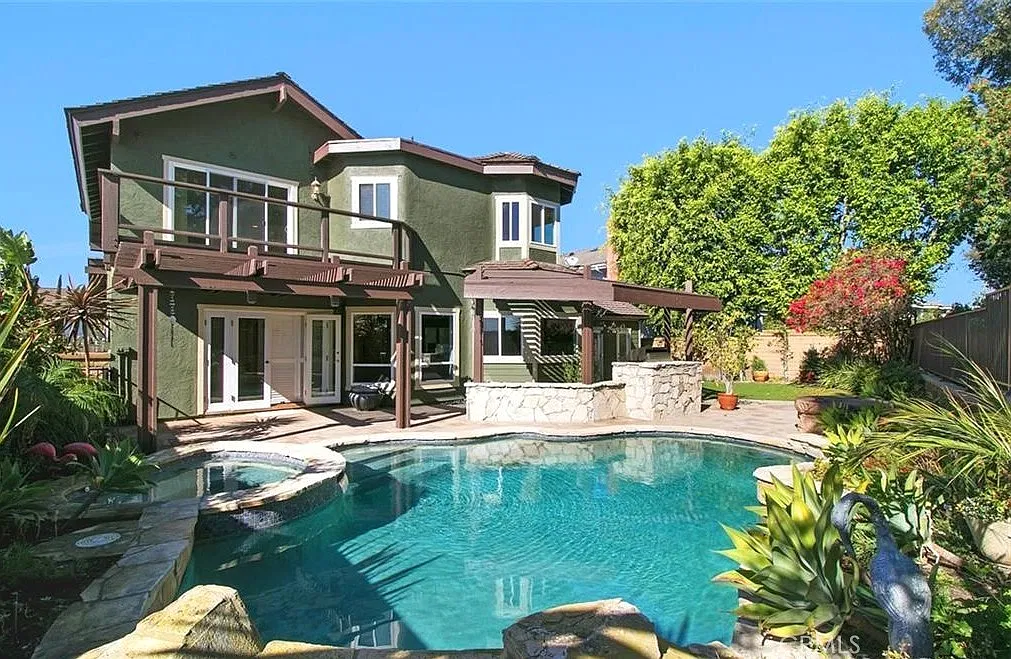 5 bed, 3.5 bath, 3323 sqft, $6,250 — Photo 2