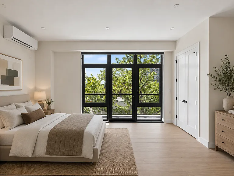 4918 Vernon Blvd #2D — Photo 5