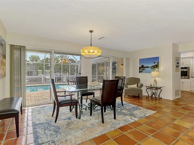 4946 Commonwealth Dr — Photo 14